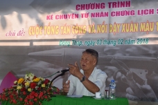 Ông Nguyễn Đắc Hiền đang kể chuyện về Cuộc Tổng tiến công và nổi dậy Xuân Mậu Thân 1968