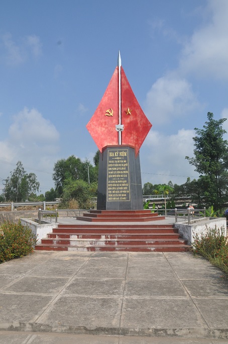 Bia kỷ niệm lực lượng Địa phương quân huyện Hồng Ngự